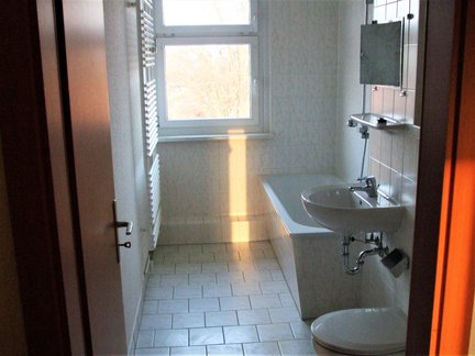 zeigt Bad in Wohnung Max-Matern-Straße